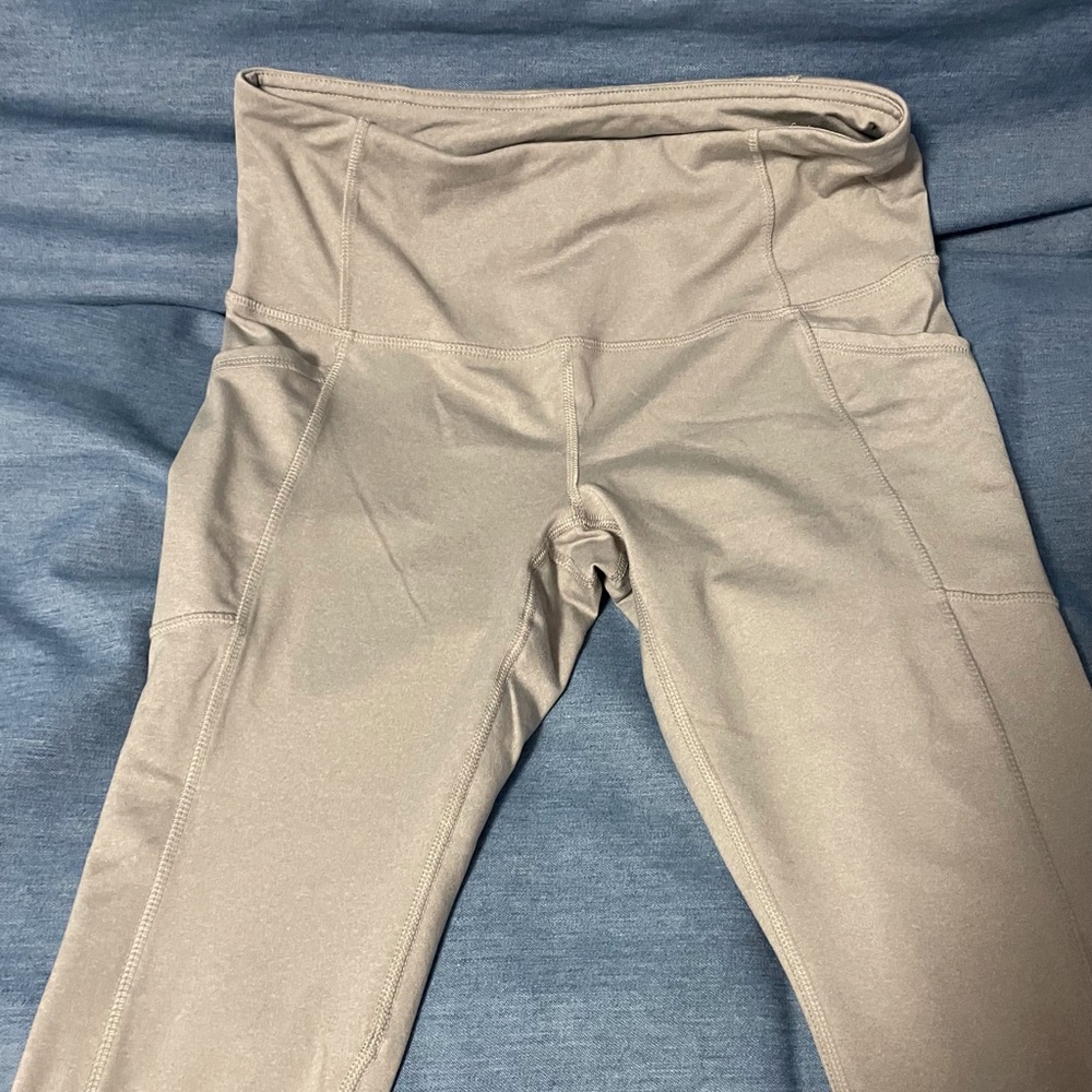 Like new - Cropped leggings, size L.